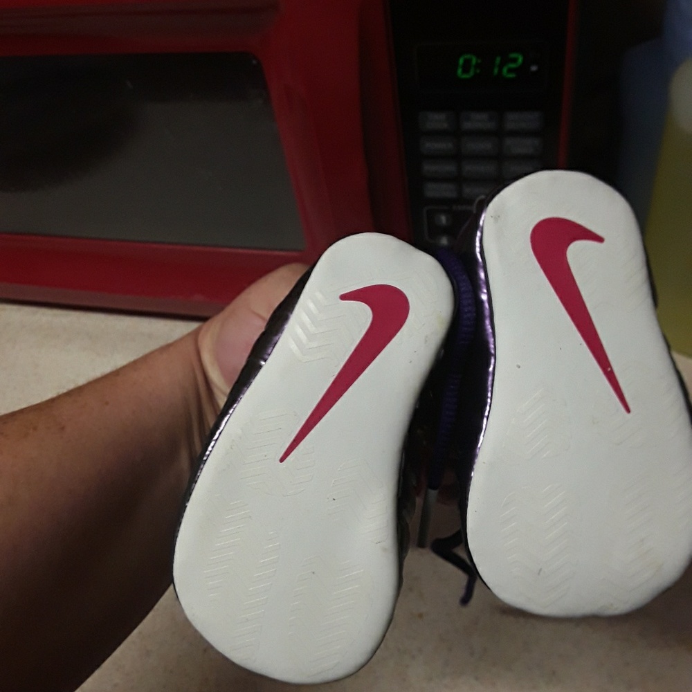 My sons 2c nikes - Picture 2 of 4